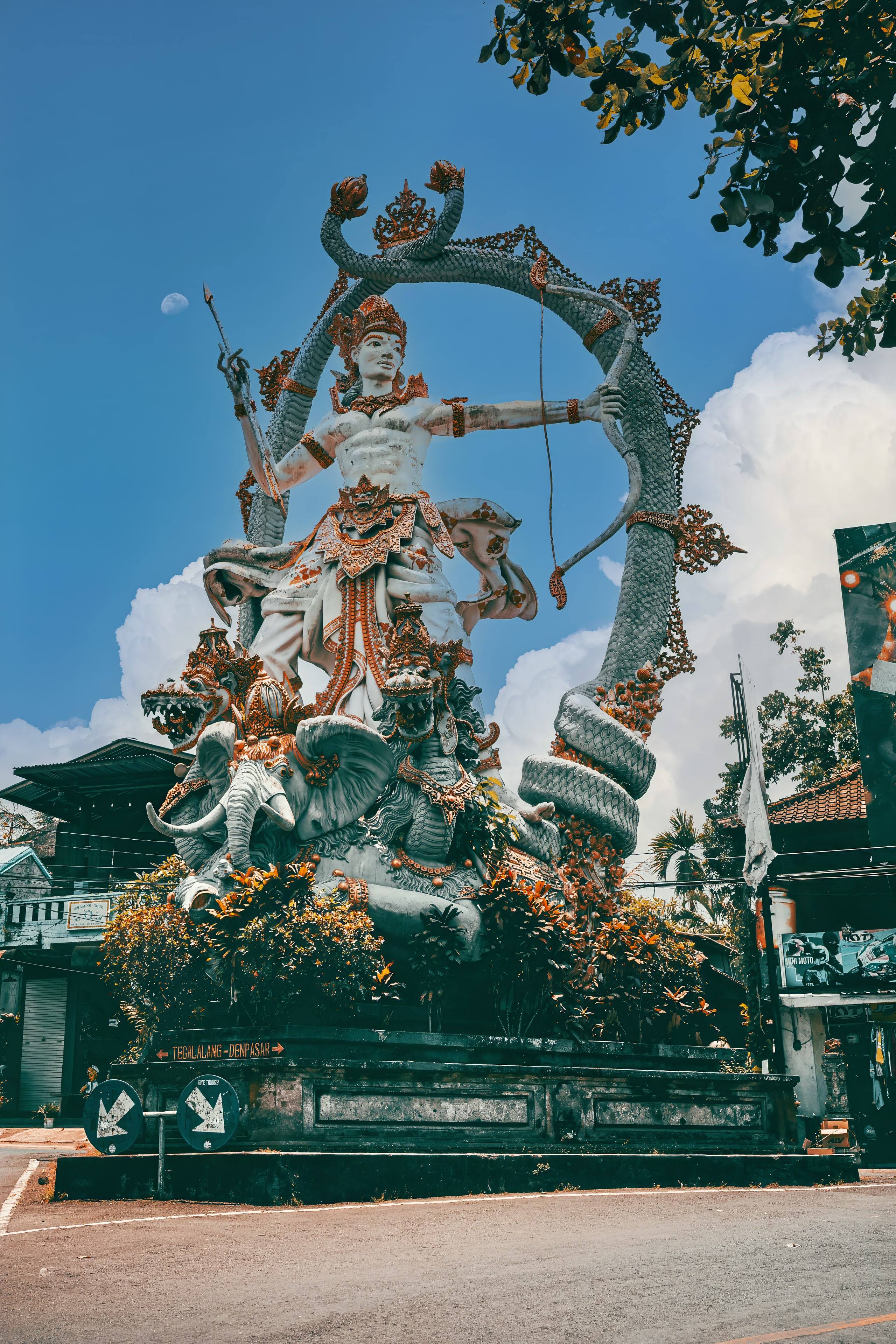 Arjuna-Statue an einer Kreuzung bei Ubud, Bali